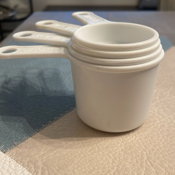 Rubbermaid White Measuring Cups - Picture 2 of 3